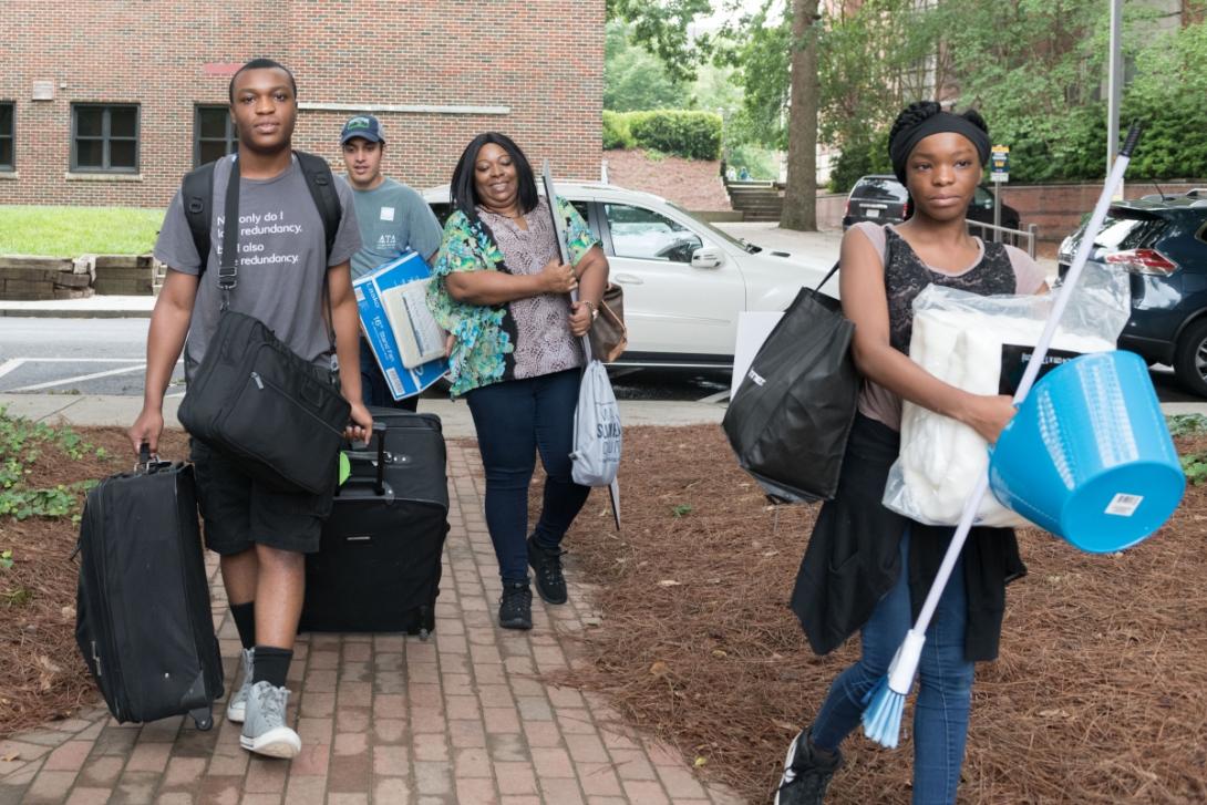 students during move-in day