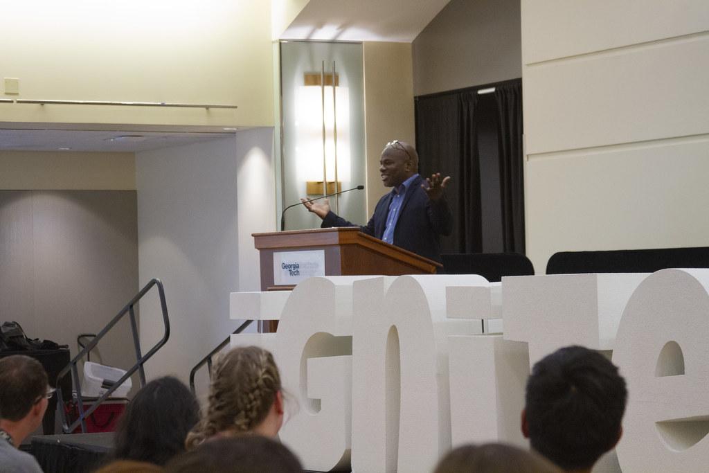 Dr. De Morris Walker (Director, SSI) welcomes summer First-Year students to the iGniTe program.